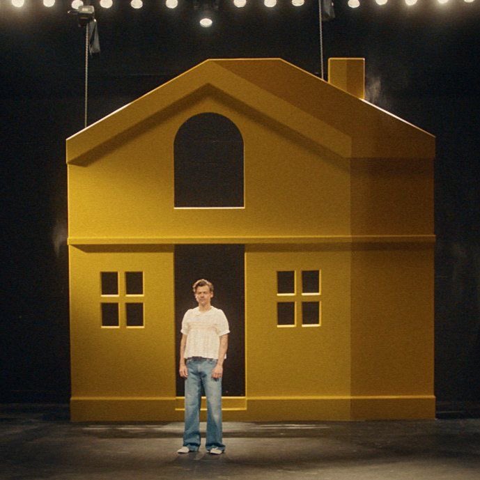 Hoy hace 2 años, lanzó su tercer álbum en solitario ‘Harry’s House’.🏠
El álbum batió varios récords, ganó más de 160 premios, y generó uno de los mayores éxito de la carrera de Harry, ‘As It Was’.❤️🤍