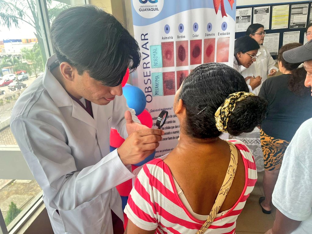 HGuasmoSur's tweet photo. Durante esta semana a propósito del #DíaMundialDelMelanoma usuarios de consulta externa de @HGuasmoSur de @Salud_Ec aprenden a reconocer los signos de alarma y la importancia del uso de protector solar 🧴para prevenir afecciones dermatológicas.

#ElNuevoEcuador 🇪🇨 https://t.co/k8K9rWulA3