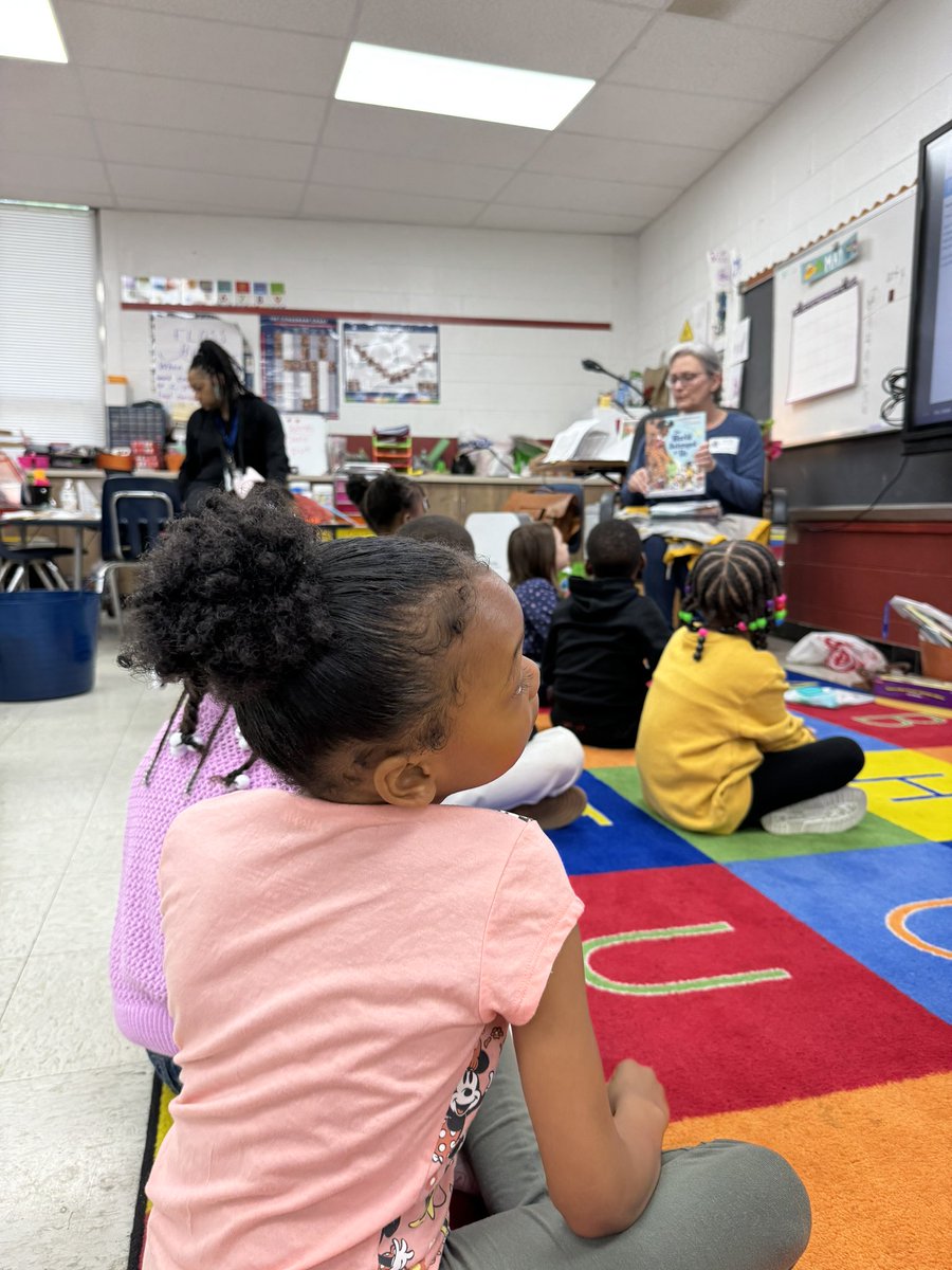 Anytime is 𝐀𝐋𝐖𝐀𝐘𝐒 a good times for reading with the Mayor’s Book Club! #WeAreHCS #kraftcubs #mayorsbookclub #cubnation #cublife