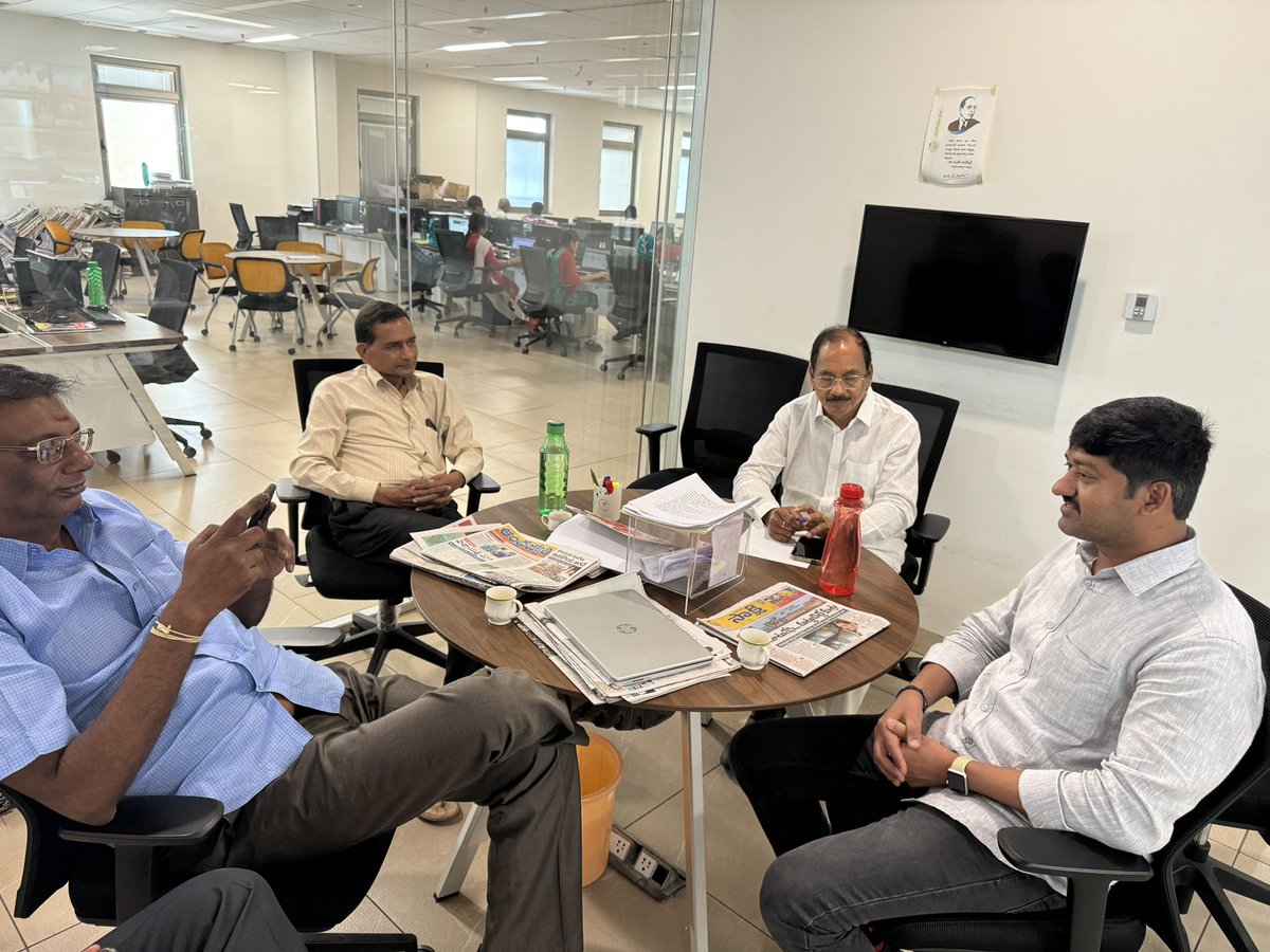 venuchenchu's tweet photo. Some memories from the @JaiTDP Mangalagiri office and my Campaign!

I learned a lot of new things from these senior leaders @anamramana @jyothsna_tdp @VKBandaru18 @TDP_Germany @vemanasatish #Pattabhi Garu and party officials.
 
#TDPWillBeBack 
#NaraChandrababuNaidu 
#BabuForAP 
#VIsionForVictory