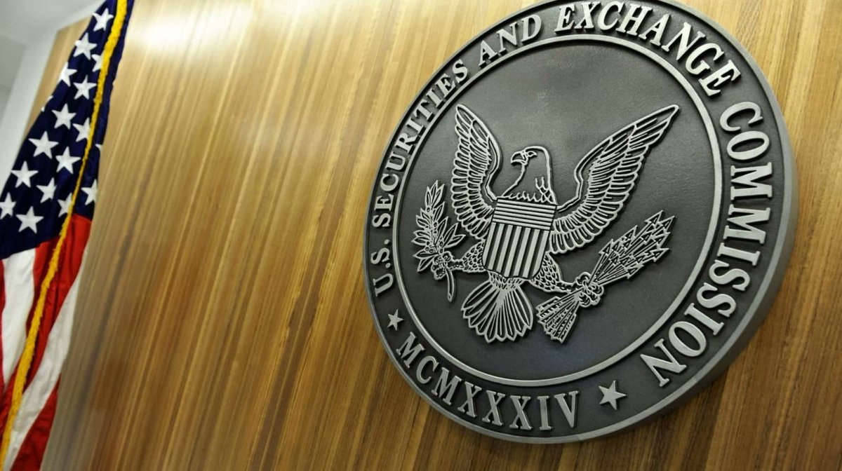 chiefsland's tweet photo. SEC'İN KRAKEN'E DAVASI

🚨 Kasım 2023'te Menkul Kıymetler ve Borsa Komisyonu (SEC), Kraken'e karşı büyük bir dava başlattı!

📉 SEC, Kraken'in kayıt dışı bir menkul kıymet alım satım platformu işlettiğini iddia etti. Bu suçlama, Kraken'in eski staking hizmetine yönelik daha önceki suçlamaların çözülmesinden aylar sonra geldi. ⚖️

📅 Şubat 2024'te, Kraken, davanın sadece "lisanssız bir menkul kıymet kuruluşu" olarak faaliyet gösterdiklerine dair iddialara dayandığını belirterek reddi için başvuruda bulundu. Kraken, kripto para birimlerinin SEC uyumlu olarak menkul kıymetler değil, emtialar gibi ele alınması gerektiğini savundu.

🏛️ Ancak, Perşembe günü Kaliforniya'nın Kuzey Bölgesi'nde sunulan mahkeme dosyalarına göre, Kraken, ABD'nin mali düzenleyici yapısının "önemli ölçüde yeniden düzenlenmesini" önlemek için mahkemeden iddiaları reddetmesini talep etti. Kraken, bu durumun mali düzenleyici yapıyı sarsabileceğini öne sürdü.

🔍 SEC ise, kongreden aldığı yetkiler dahilinde hareket ettiğini ve menkul kıymet aracıları için kayıt gerekliliklerinin uygulanması gerektiğini vurgulayarak, Kraken'in talebine itiraz etti. Bu dava, ABD mali düzenlemeleri ve kripto para piyasalarının geleceği için önemli bir dönüm noktası olabilir. 🧐

#Kraken #SEC #kripto #dava #menkulkıymetler #Bitcoin #Ethereum #blockcahin #cryptonews #binance #haberler #SOL #XRP