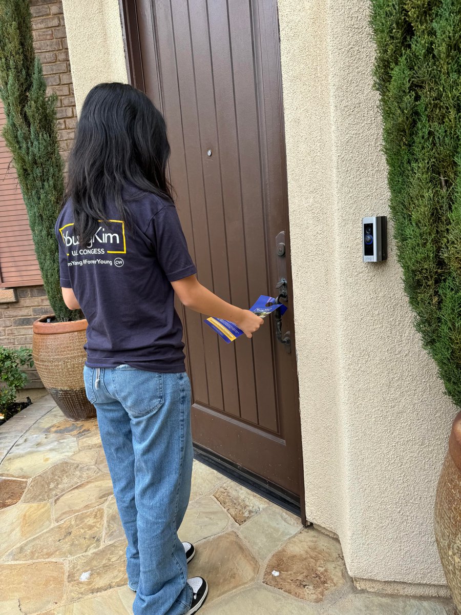 #TeamYoung had another successful weekend canvassing across #Tustin. The #MayGray weather is perfect for door knocking!⛅🚪🚶 #CA40

If you're interested in being a summer intern, apply below!

youngkimforcongress.com/join-team-youn…