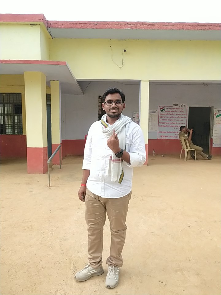 SinghVaibhavAU's tweet photo. एक वोट संविधान बचाने के लिए 
एक वोट रोजगार के लिए 
एक वोट शिक्षा के लिए 
एक वोट देश के विकास के लिए 

आज अपने लोकसभा  क्षेत्र 49 फतेहपुर में मतदान कर लोकतंत्र के महापर्व का हिस्सा बना! 

#Vote4INDIAAlliance 
#Vote4Development 
#Vote4Job

@INCIndia @samajwadiparty @nsui @IYC https://t.co/3c4PgXZG1f