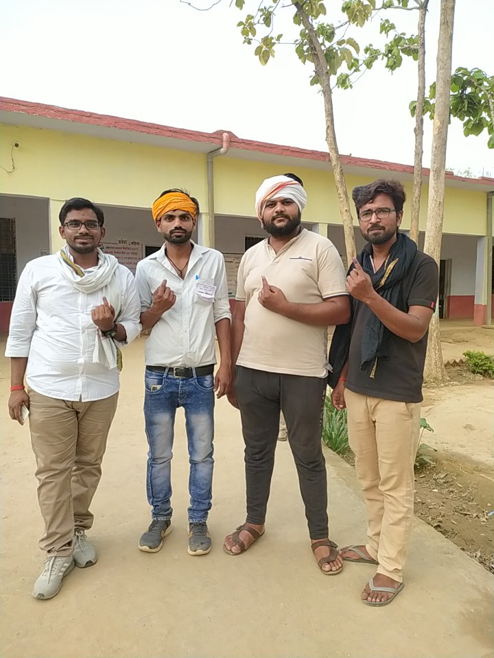 SinghVaibhavAU's tweet photo. एक वोट संविधान बचाने के लिए 
एक वोट रोजगार के लिए 
एक वोट शिक्षा के लिए 
एक वोट देश के विकास के लिए 

आज अपने लोकसभा  क्षेत्र 49 फतेहपुर में मतदान कर लोकतंत्र के महापर्व का हिस्सा बना! 

#Vote4INDIAAlliance 
#Vote4Development 
#Vote4Job

@INCIndia @samajwadiparty @nsui @IYC https://t.co/3c4PgXZG1f