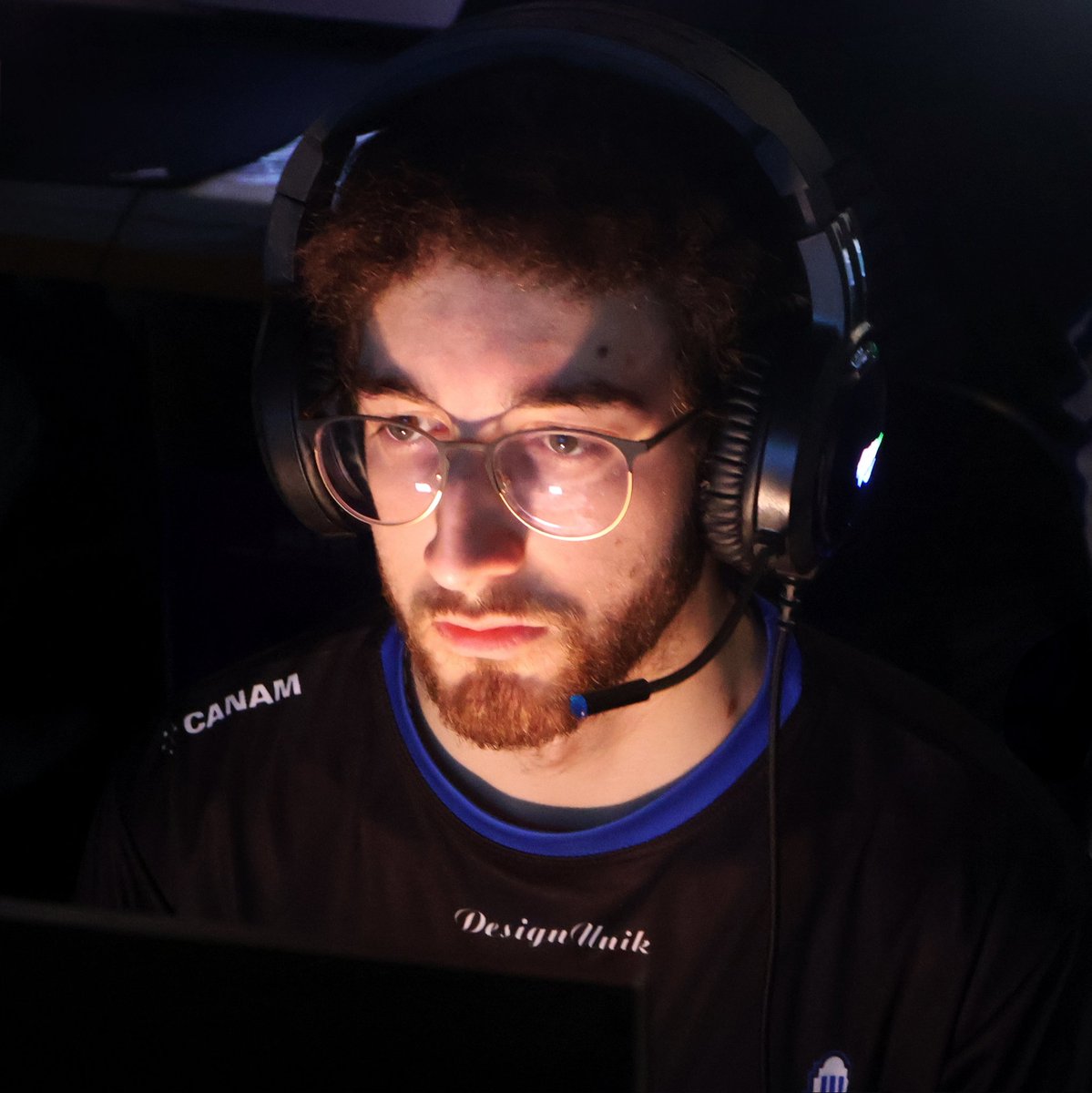 SimTheGoon's tweet image. Retiring from competitive Esports as a player and stepping down as @udemesports president. 

Très fier de ce que j'ai pu accomplir avec les Bleus, mais le temps est venu de passer le flambeau à la prochaine génération du Club. À tous mes teammates, membres et collègues, MERCI 💙