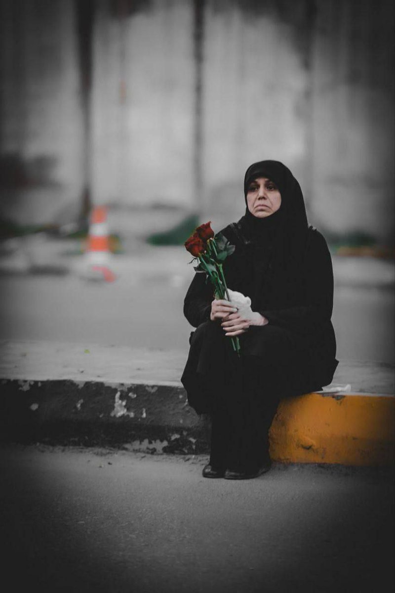 n_brti1984's tweet photo. این زن عراقی مقابل سفارت ایران در بغداد از خیلی فارسی زبونای کف توییتر ایرانی تره! https://t.co/vvoAQ8M3C1