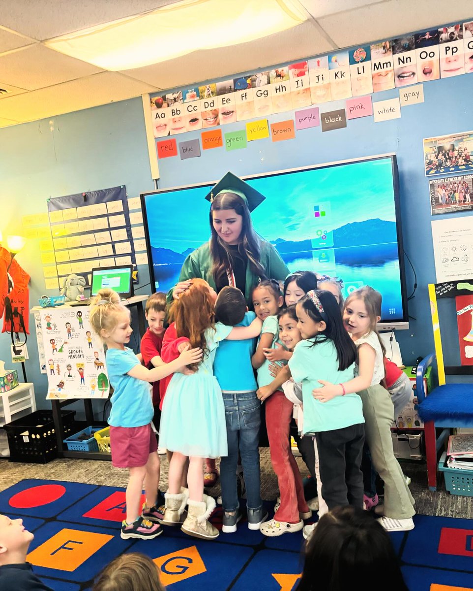 Starting the last Monday of the school year with more #JeffcoGrads2024 sweet moments! Westgate Elementary students greet a graduate from Bear Creek High School.🎓❤️ #OurLearnersOurFuture