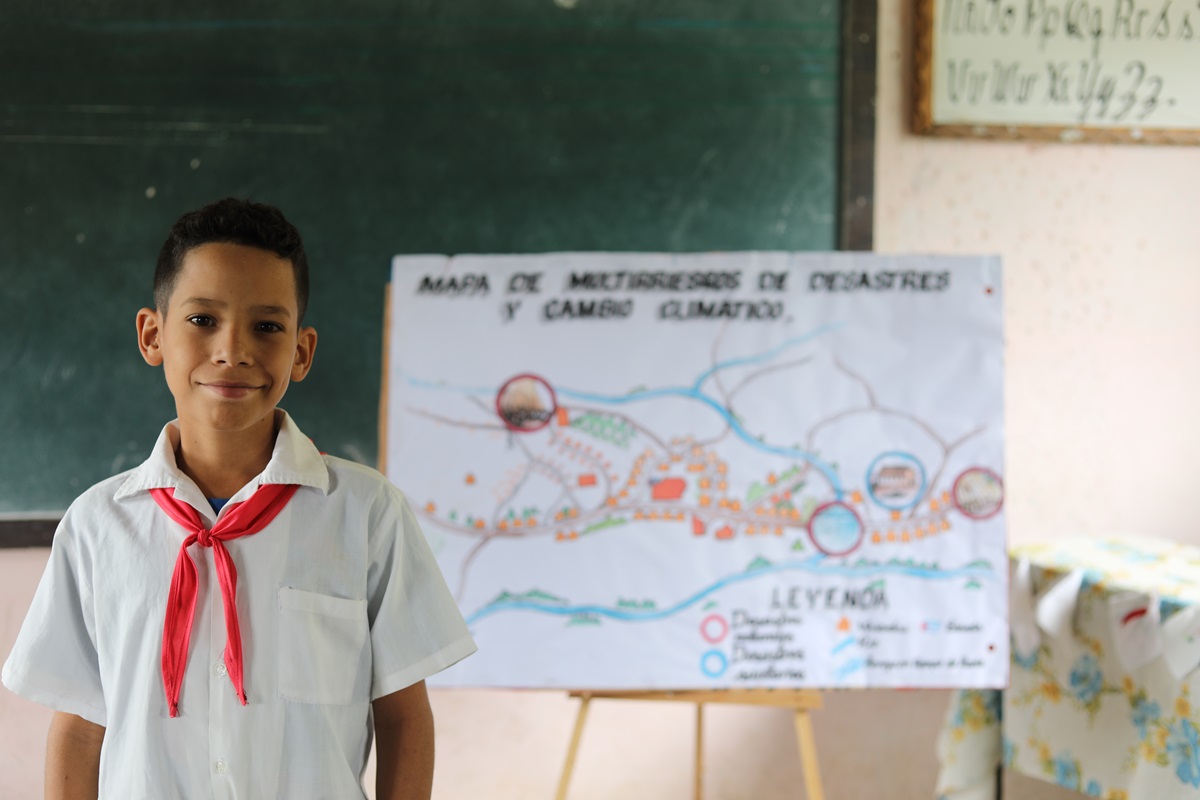 UNICEFCuba's tweet photo. Jorge Jesús Guilarte forma parte de un círculo de interés sobre #multirriesgos de desastres 🌪️ en la escuela "Mártires del Moncada" , en Segundo Frente. 

Visita zonas vulnerables y afectadas por incendios 🔥🌳. Además, sus maestros enseñan a evitar y reaccionar ante peligros. https://t.co/Bt726MFsnz