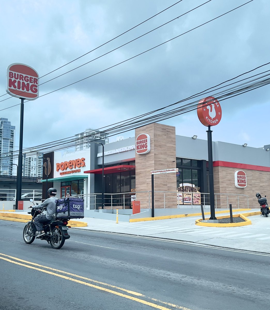 BK y Popeyes son los nuevos Justo &amp; Bueno, están abriendo sucursales en varios puntos de la Ciudad.

Lo positivo (más allá de que son estéticas) es que adicional crean espacios seguros para el peatón y pintan las aceras.

BK y Popeye 1 -  Alcalde Fábrega 0