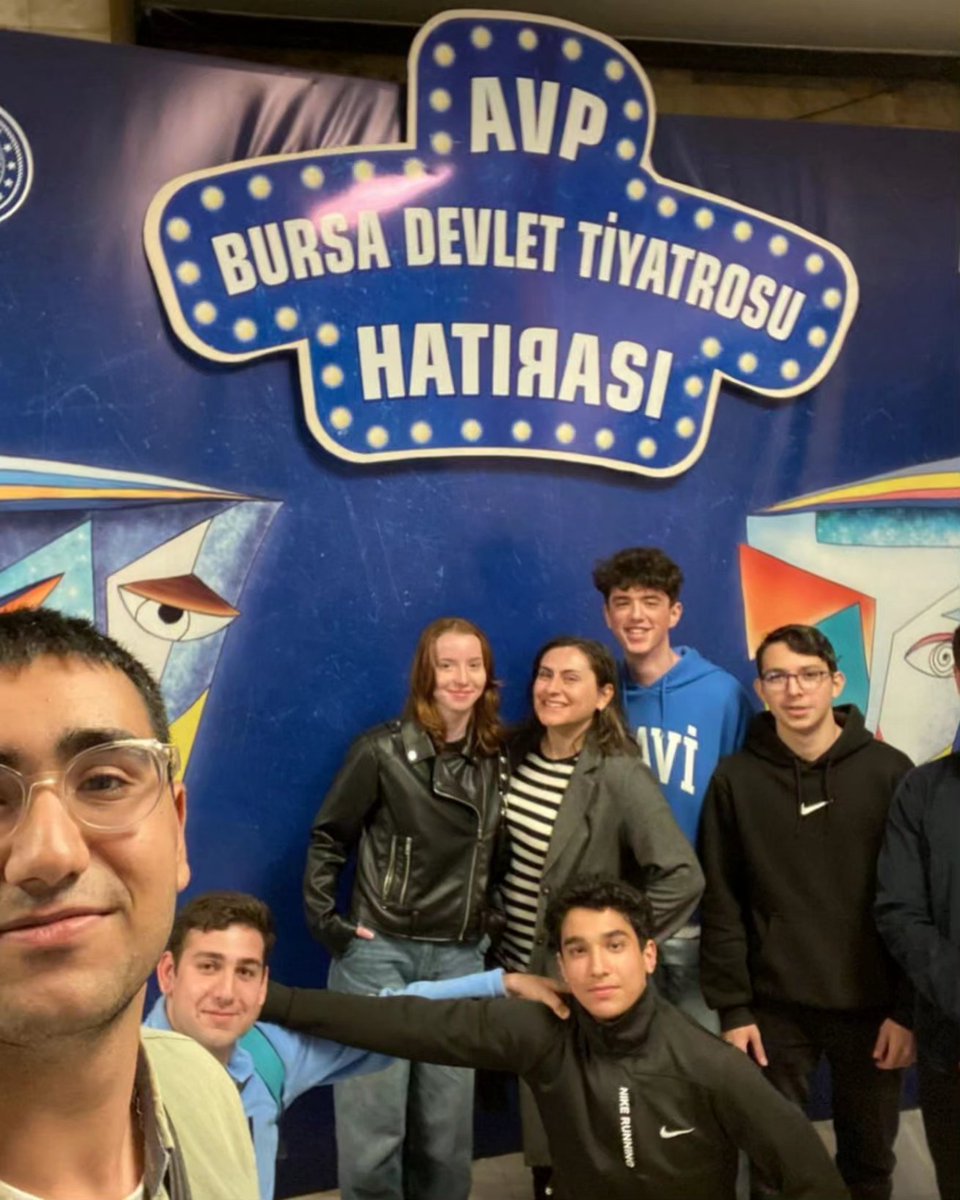 hayriterzioglu's tweet photo. Öğrencilerimiz İngilizce öğretmenimiz ile birlikte, Devlet Tiyatroları tarafından sahnelenen "Mai ve Siyah" isimli oyunu seyrettiler.
@Osmangazi_MEM 
@bursamte https://t.co/ckKVx0nXEx
