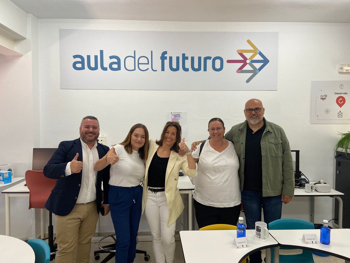 Día de inauguración del #AdF del centro a cargo de <a href="/VictorMarinNav/">Víctor Marín Navarro</a> al que agradecemos su presencia junto con el resto de autoridades y los Embajadores #AdF de la Región de Murcia. <a href="/Educarm/">Educarm</a> <a href="/educaINTEF/">Educación INTEF</a> <a href="/fcl_euschoolnet/">Future Classroom Lab by European Schoolnet</a> <a href="/DigitalProf_RM/">#DigitalProf</a> <a href="/AdF_RdeMurcia/">Aula del Futuro Región de Murcia</a> @mancorvera