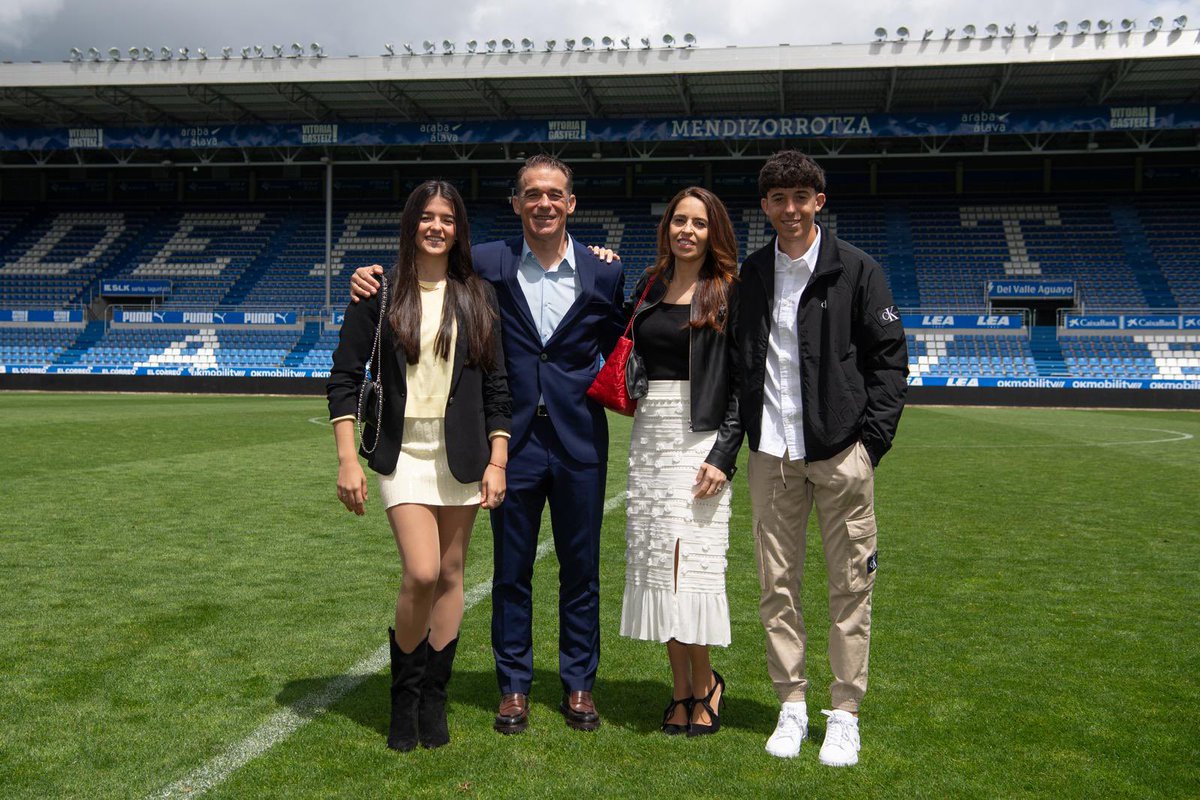 El respeto, el trabajo y la constancia ha hecho que este vínculo sea especial. Muy feliz de seguir mirando juntos hacia el futuro <a href="/Alaves/">Deportivo Alavés</a> Lo mejor está por venir!! #GoazenGlorioso 💙