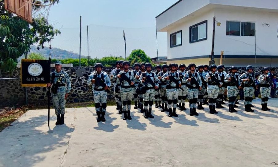 Participamos con alumnos y docentes de nivel básico, en ceremonias de izamiento de bandera. Con estas acciones fomentamos el respeto a nuestros símbolos patrios.