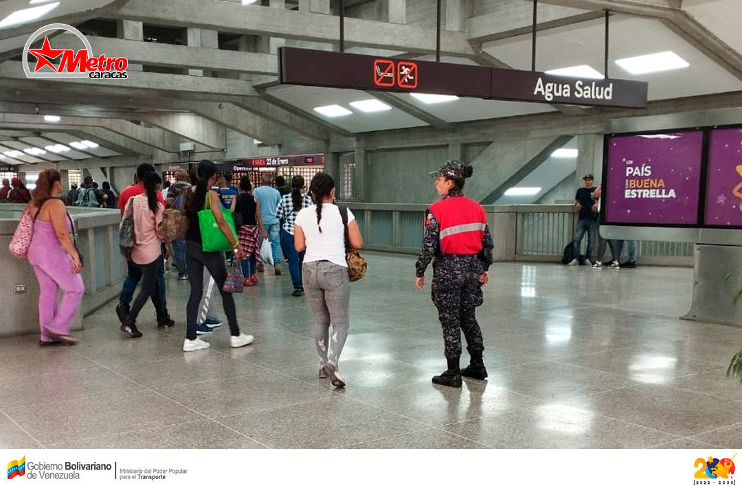 Con el objetivo de afianzar la defensa y protección de los usuarios durante su travesía por el sistema, efectivos policiales realizan a diario puntos de control. #MetroSeMueveContigo #ElMetroRenace