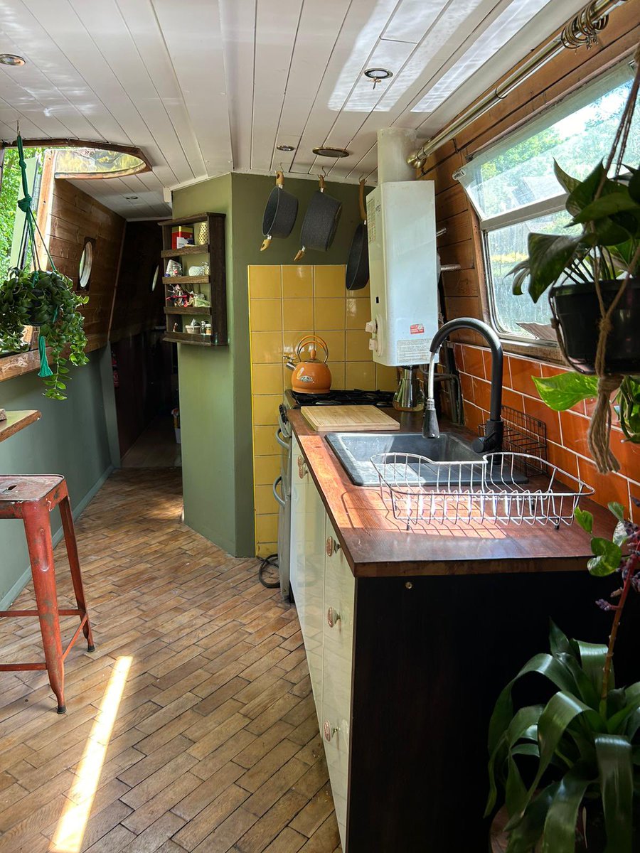 Spent the last 6 months (in my spare time) renovating a knackered 50 ft narrowboat into a floating Air BnB as a side #hustle. Finally finished it 👇🏼