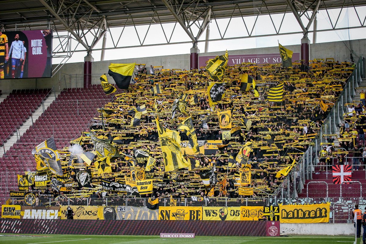 Rund 2'500 Fans unterstützen YB in Genf. Im Wankdorf verfolgen rund 2'300 das Spiel auf den Stadionbildschirmen. 🟡⚫️

#bscyb #ybforever
