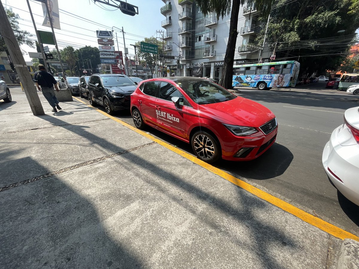 cyxq27's tweet photo. @SEAT_Mexico de División del norte usa la calle para estacionar sus coches. Y los camiones no hacen parada, como siempre a las empresas solo les importa su beneficio. https://t.co/ep6bfeSeRc