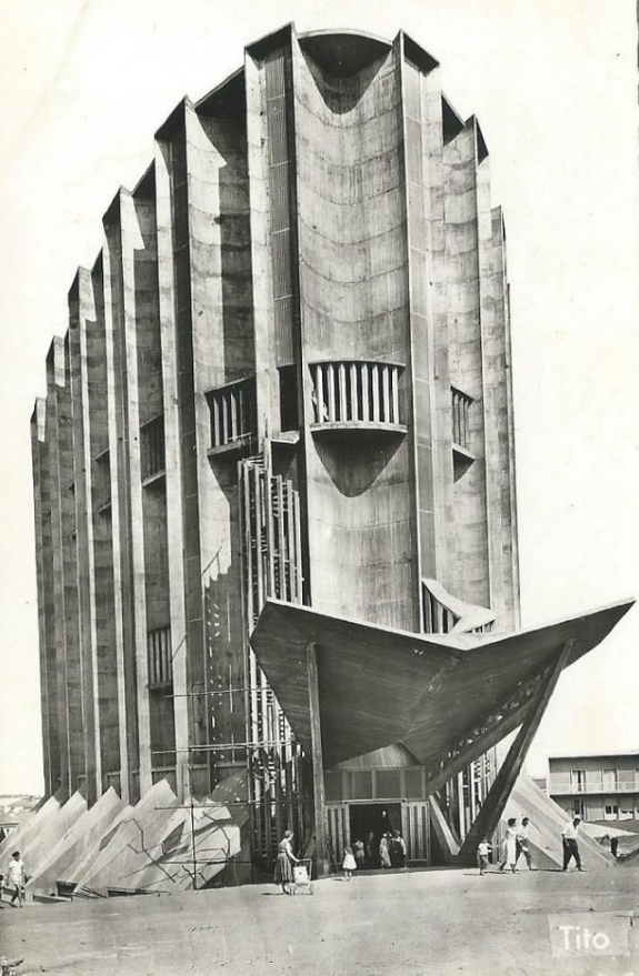 17 Royan ds le brutalisme 1950 Côté Ouest de l'Eglise Notre Dame.. (MM G Gillet, Laffaille, Sarger,& Hebrard architectes)