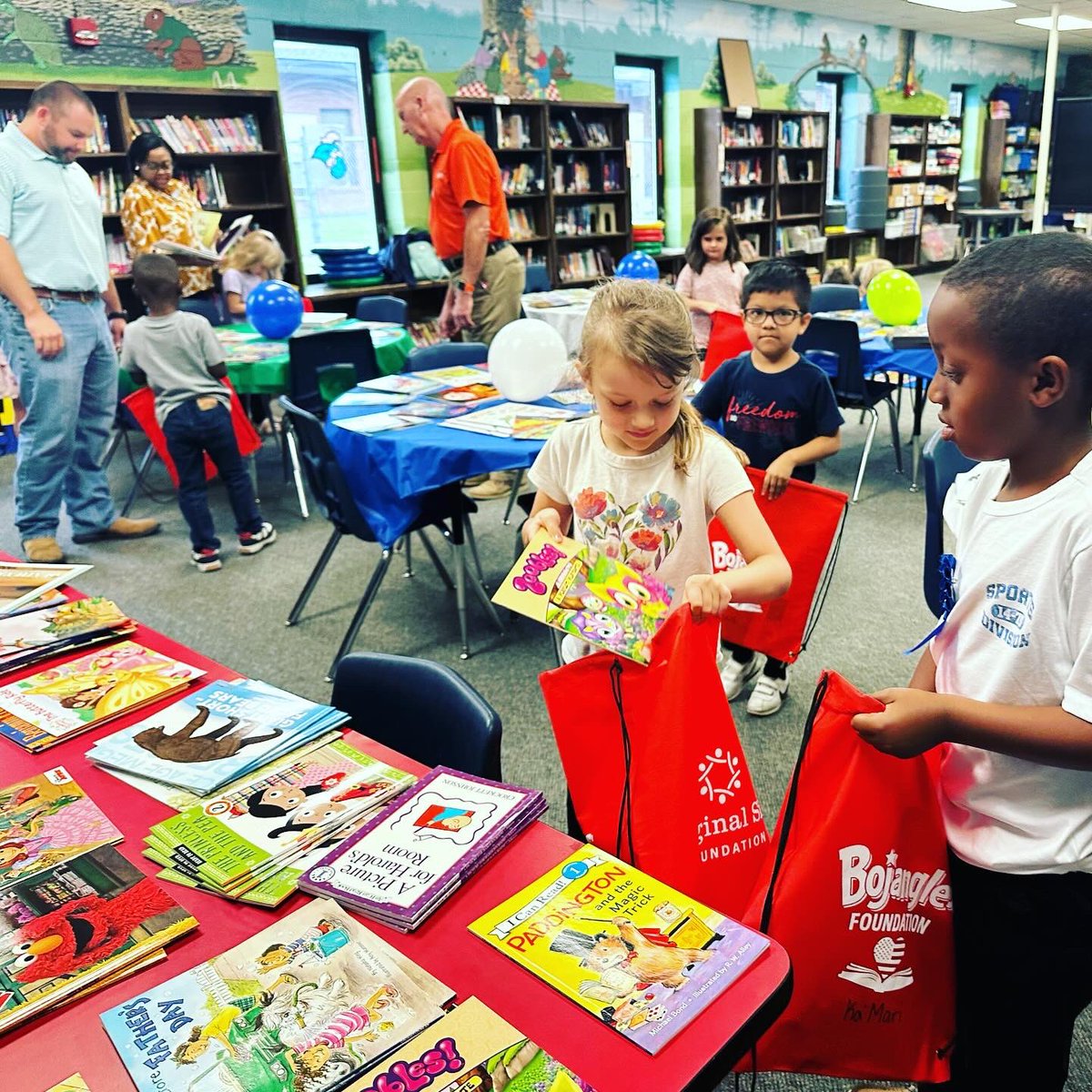 Original6Found's tweet photo. Summer Reading improves comprehension, vocabulary and concentration. That’s why your support of the O6 #MyFirstLibrary program is so important. SC Kindergarten students in 33 rural & underserved schools have chosen 10 new books each this month. We have 5 stops left! https://t.co/91dLs6zVKG