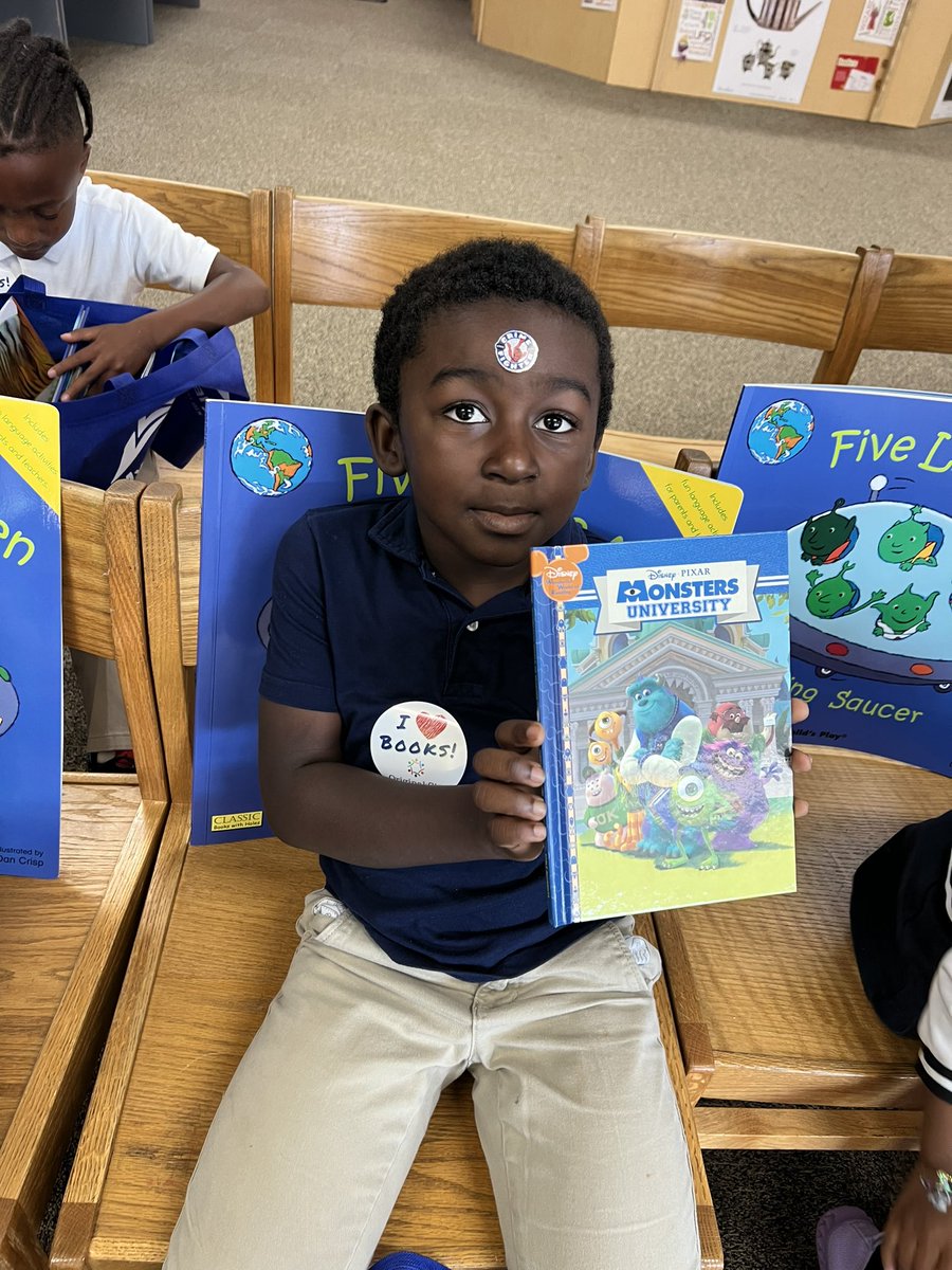 Original6Found's tweet photo. Summer Reading improves comprehension, vocabulary and concentration. That’s why your support of the O6 #MyFirstLibrary program is so important. SC Kindergarten students in 33 rural & underserved schools have chosen 10 new books each this month. We have 5 stops left! https://t.co/91dLs6zVKG