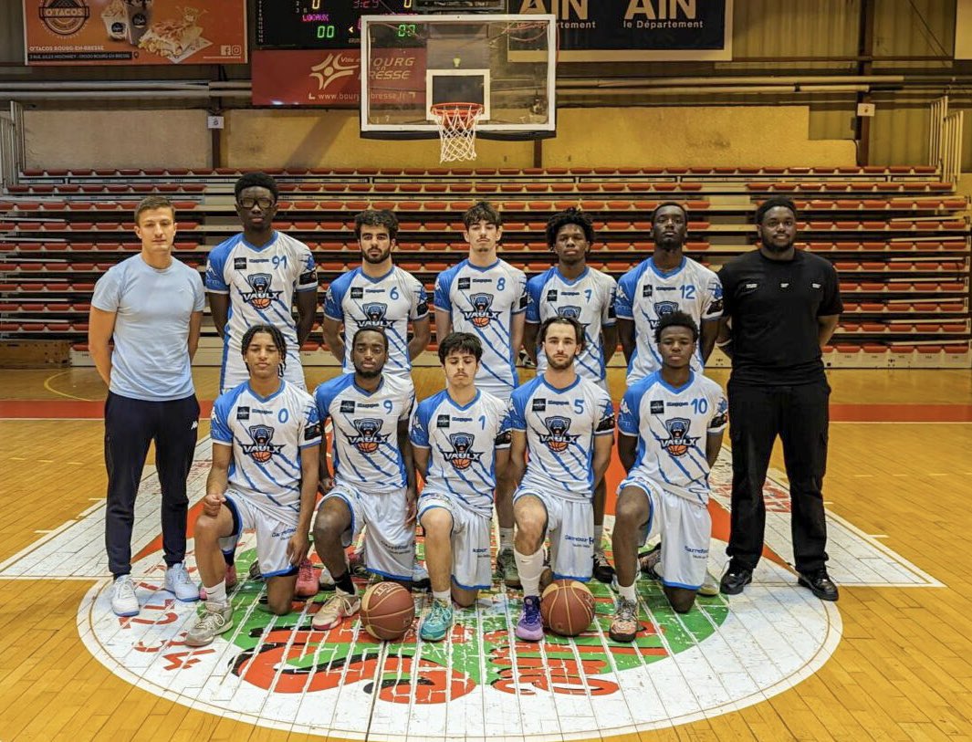 VaulxBC's tweet photo. 𝐃𝐈𝐑𝐄𝐂𝐓𝐈𝐎𝐍 𝐋𝐄𝐒 𝐅𝐈𝐍𝐀𝐋𝐄𝐒 𝐑𝟏 ! ⭐️

• Vainqueurs en 1/2 finale face à Roanne, les U17 affronteront Stade Clermontois dimanche 26 à 13h à Caluire 
• Tombeurs de l’ASVEL, les U20 défieront CRO LYON dimanche 26 à 15h30 à Caluire https://t.co/f7J5yzlxqV