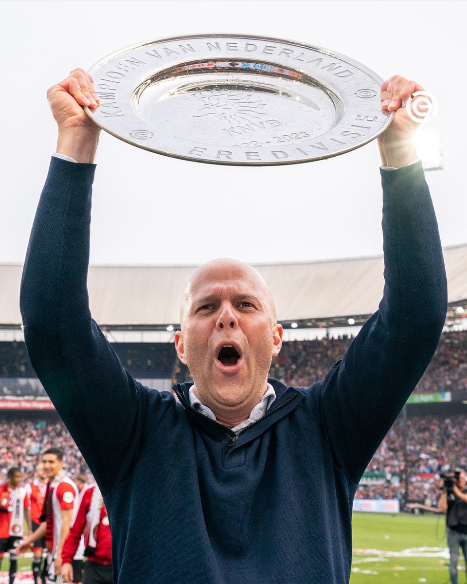 Arne Slot ➡️ @liverpoolfc 🥇 Eredivisie (2023) 🏆 KNVB Beker (2024) 🏅 Rinus Michels Award (2022, 2023) Veel succes in Engeland, Arne!