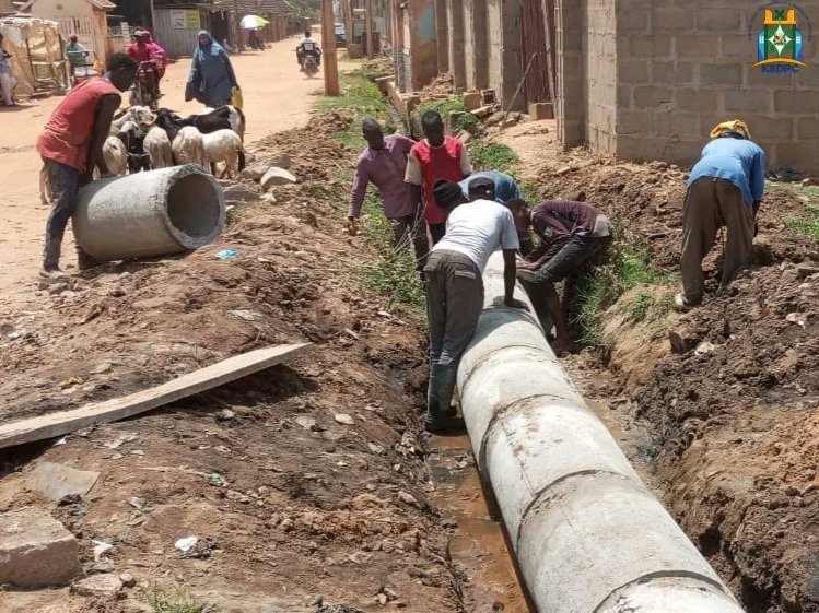 KSDPCLtd's tweet image. #OngoingWork

KSDPC Projects placed culvert rings today at Guinea Close, Malali Phase II as work on upgrading the drainage systems at the Malali Urban Renewal Project Site continues. 

#buildingsustainablehabitats 

Signed
Saminu Gwadah
Ag Head, Public Relations
20/05/24