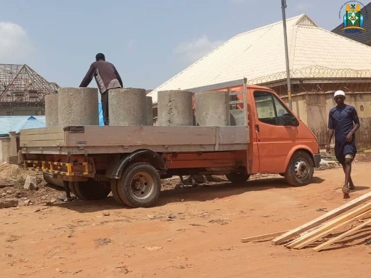KSDPCLtd's tweet image. #OngoingWork

KSDPC Projects placed culvert rings today at Guinea Close, Malali Phase II as work on upgrading the drainage systems at the Malali Urban Renewal Project Site continues. 

#buildingsustainablehabitats 

Signed
Saminu Gwadah
Ag Head, Public Relations
20/05/24