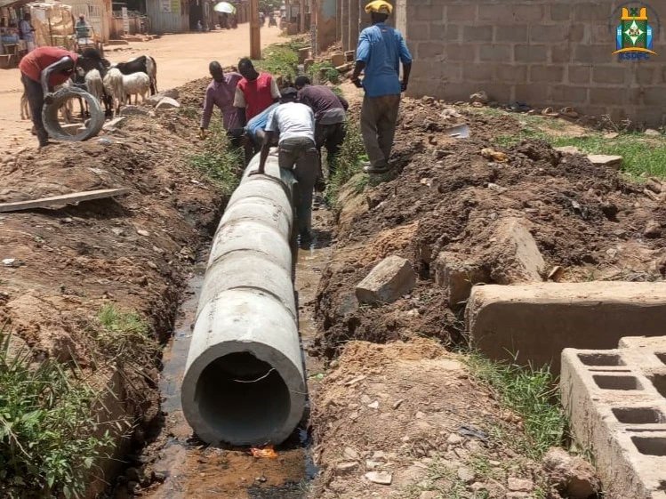 KSDPCLtd's tweet image. #OngoingWork

KSDPC Projects placed culvert rings today at Guinea Close, Malali Phase II as work on upgrading the drainage systems at the Malali Urban Renewal Project Site continues. 

#buildingsustainablehabitats 

Signed
Saminu Gwadah
Ag Head, Public Relations
20/05/24
