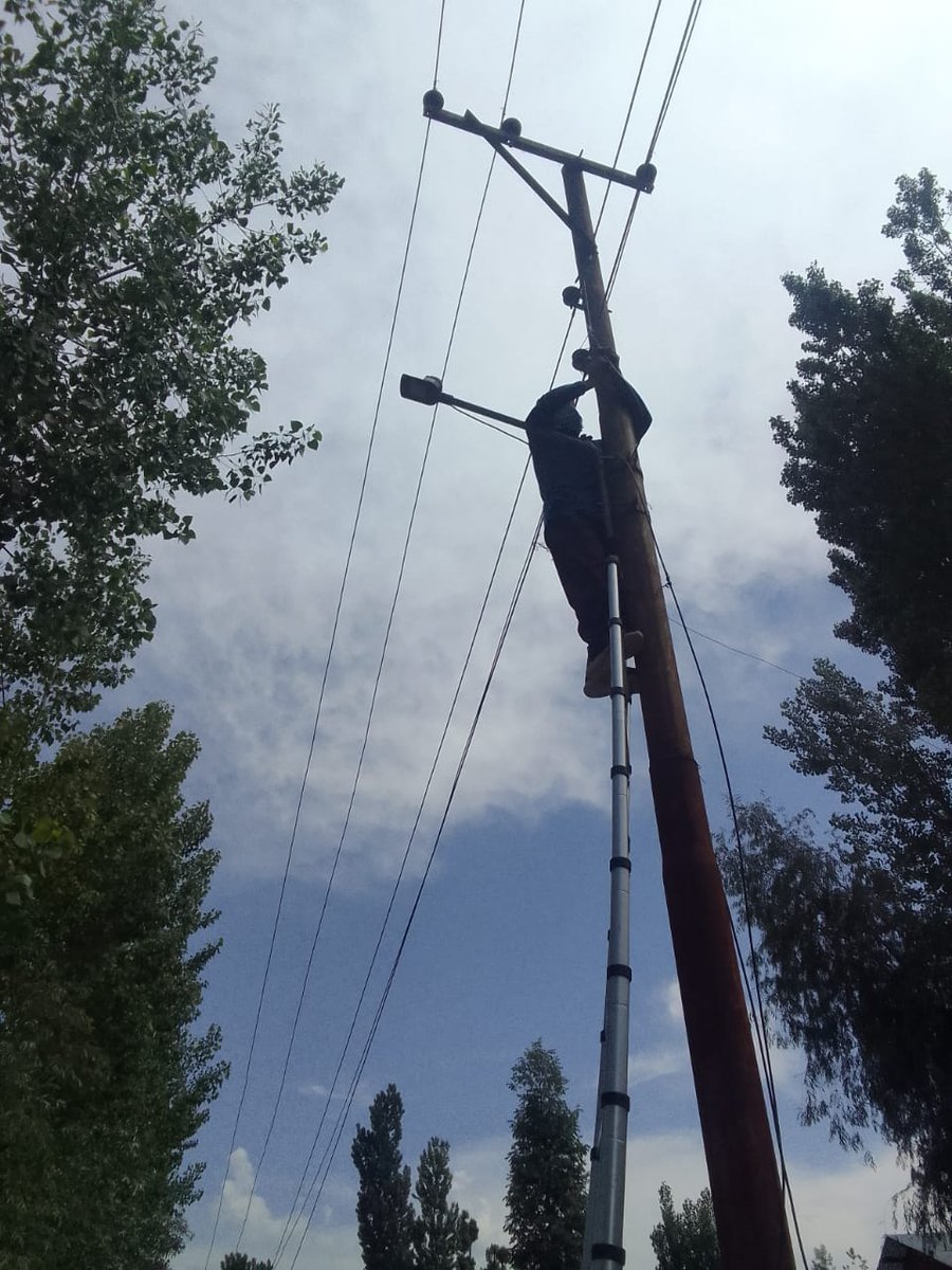 MdSaleemLone's tweet photo. Out of 200 defunct lights, 30 have been fixed, with more repairs to follow soon.
#SMC #Ward68 #CommunityUpdates https://t.co/trbnxR2GGG