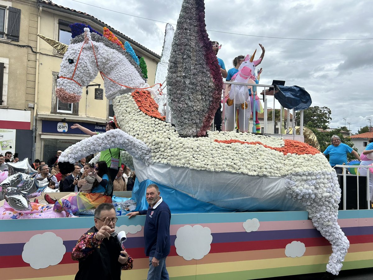 JoelAviragnet's tweet photo. J’étais aujourd’hui à Corso Fleuri, la fête des fleurs, à #Cazeres. J’adore cette fête populaire où tout le monde se retrouve dans la joie. J’ai d’ailleurs eu l’occasion de croiser le Maire de Cazères, Raymond Defis. https://t.co/pYrnVVFwzH