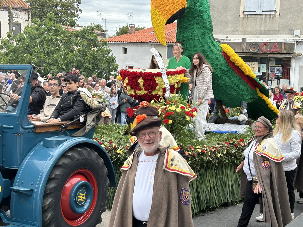 JoelAviragnet's tweet photo. J’étais aujourd’hui à Corso Fleuri, la fête des fleurs, à #Cazeres. J’adore cette fête populaire où tout le monde se retrouve dans la joie. J’ai d’ailleurs eu l’occasion de croiser le Maire de Cazères, Raymond Defis. https://t.co/pYrnVVFwzH