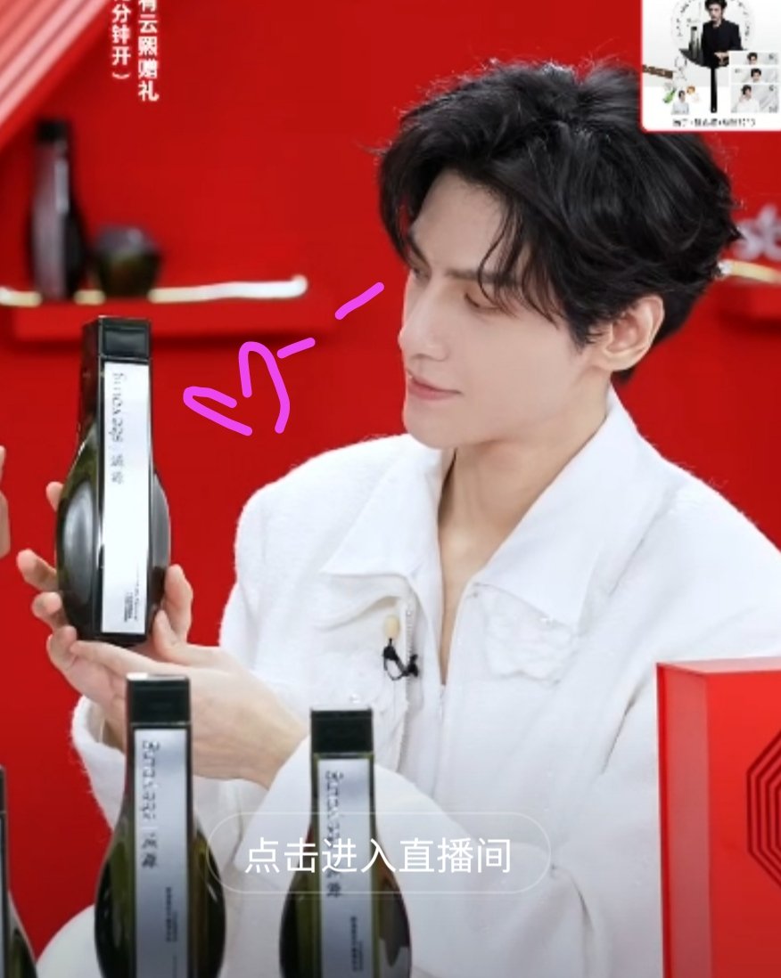 MellissaRosal's tweet photo. Get you a man who looks at a shampoo bottle the way he does😍 #LuoYunxi #Seeyoung https://t.co/T11nkMbK56