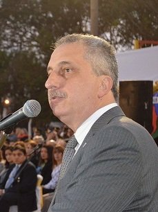 VIRALICEN,POR FAVOR
ESTE DELINCUENTE SE LLAMA H PASALACQUA GOB. DE MISIONES 
HACE RESPONSABLE A MILEI POR NO PAGAR LOS SUELDOS A POLICIAS,DOCENTES Y PERSONAL DE SALUD 
SAQUEAN MISIONES DESDE 1983 
DIPUTADOS CON AUTO OFICIAL,CHOFERES,MILES DE ÑOQUIS 
DEVUELVAN LO ROBADO,GOBERNADOR
