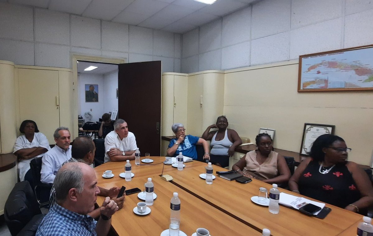 En Día Mundial de la #Metrología ministro de <a href="/citmacuba/">Ministerio de Ciencia, Tecnología y Medio Ambiente</a> <a href="/EdMartDiaz/">Eduardo Martínez Díaz</a> recorre Instituto Nacional de Investigaciones Metrológicas, creado por el #Ché e  intercambia con trabajadores sobre retos del Sistema Metrológico Nacional #Cuba🇨🇺 
<a href="/SANTANACITMA/">JOSE FIDEL SANTANA NUÑEZ</a> <a href="/adianez_taboada/">Adianez Taboada</a> <a href="/ArmandoRguezB/">Armando</a>