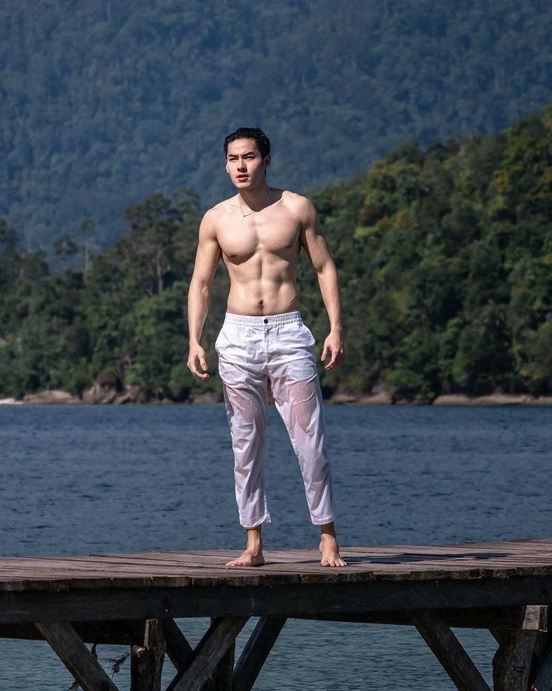 mrvvip's tweet photo. Matthew Gilbert shirtless on beach snaps. #modelwatch https://t.co/Ka9RBnUg6L