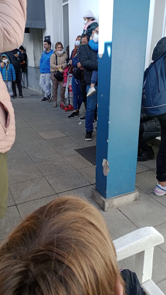 murillo_seba's tweet photo. @Htal_Britanico en este momento la guardia de pediatría desbordada, sin atención, sin recepción, los nenes parados y a la intemperie esperando. @msalnacion @todonoticias @C5N @eltreceoficial @Chequeado https://t.co/E71VG97UwD