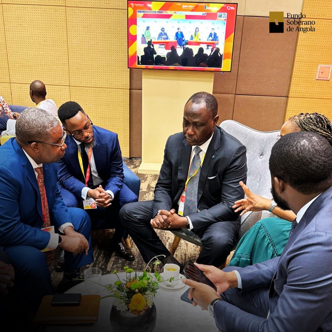fsdea_angola's tweet photo. Meeting at Africa CEO Forum 2024

The Chairman of the Angola Sovereign Wealth Fund (FSDEA), Armando Manuel, had an engaging meeting with Samaila Zubairu from the Africa Finance Corporation at the Africa CEO Forum, in Kigali, Rwanda.

#AfricaCEOForum #FSDEA #EconomicDevelopment https://t.co/mHElqv2dgO