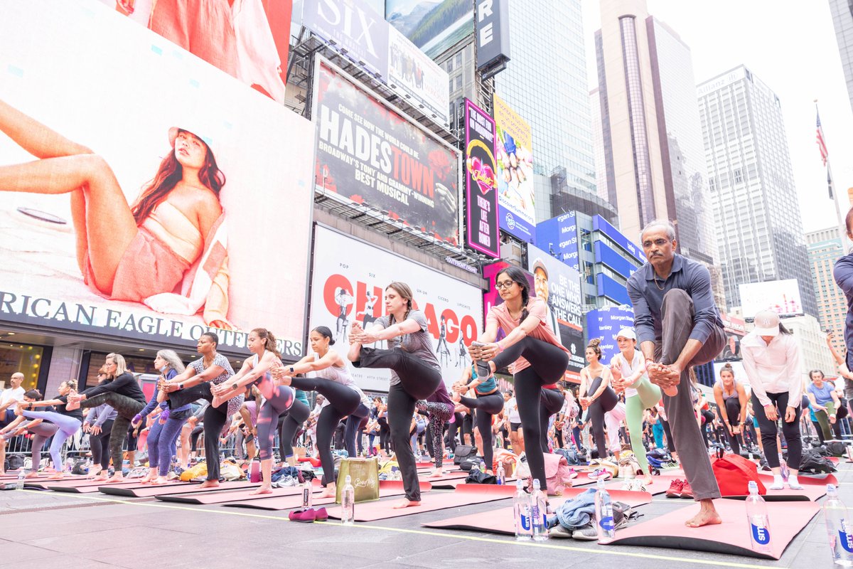 1 MORE MONTH until Solstice in #TimesSquare! The Crossroads of the World welcomes yogis of all ages and experiences 🧘🏽‍♀️🧘🏼🧘🏿‍♂️🧘🏻‍♀️🧘🏼‍♂️🧘🏾 Be the first to know about our annual event at tsq.org/solstice 🌟 #NYC #Solstice #SummerSolstice #Yoga #SolsticeTSQ