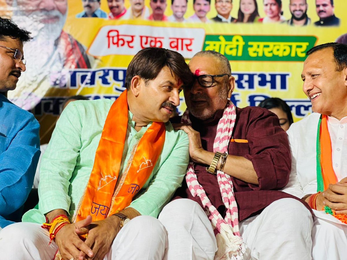 ManojTiwariMP's tweet photo. अपने लोकसभा के 100 फूटा रोड़, दुर्गापुरी में आयोजित जनसभा में शामिल होकर आशीर्वाद माँगा..कार्यक्रम में केंद्रीय मंत्री @girirajsinghbjp जी ने भी सभा को संबोधित कर भाजपा के पक्ष में मतदान की अपील की..

एक तरफ़ नरेंद्र मोदी जी हैं जिन्होंने देश के सैनिकों का मान बढ़ाया…देश के 55 करोड़ से ज़्यादा लोगों को 5 लाख तक का फ्री इलाज दिया.. दूसरी तरफ़ कां��्रेस और इंडी गठबंधन है जो भ्रष्टाचार, त���ष्टिकरण, महिलाओं पर अत्याचार व राष्ट्र विरोधी ताक़तों को बढ़ावा देने का काम करती हैं 

आइये 25 मई को फिर एक बार कमल का बटन दबाकर देश के सुनहरे भविष्य के लिए नरेंद्र मोदी जी को तीसरी बार प्रधानमंत्री बनायें 
@narendramodi @BJP4India @BJP4Delhi @blsanthosh

#PhirEkBaarModiSarkaar 
#AbkiBaar400Paar