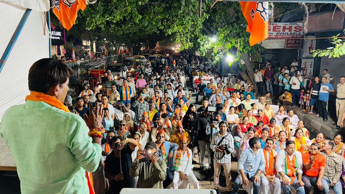 ManojTiwariMP's tweet photo. अपने लोकसभा के 100 फूटा रोड़, दुर्गापुरी में आयोजित जनसभा में शामिल होकर आशीर्वाद माँगा..कार्यक्रम में केंद्रीय मंत्री @girirajsinghbjp जी ने भी सभा को संबोधित कर भाजपा के पक्ष में मतदान की अपील की..

एक तरफ़ नरेंद्र मोदी जी हैं जिन्होंने देश के सैनिकों का मान बढ़ाया…देश के 55 करोड़ से ज़्यादा लोगों को 5 लाख तक का फ्री इलाज दिया.. दूसरी तरफ़ कां��्रेस और इंडी गठबंधन है जो भ्रष्टाचार, त���ष्टिकरण, महिलाओं पर अत्याचार व राष्ट्र विरोधी ताक़तों को बढ़ावा देने का काम करती हैं 

आइये 25 मई को फिर एक बार कमल का बटन दबाकर देश के सुनहरे भविष्य के लिए नरेंद्र मोदी जी को तीसरी बार प्रधानमंत्री बनायें 
@narendramodi @BJP4India @BJP4Delhi @blsanthosh

#PhirEkBaarModiSarkaar 
#AbkiBaar400Paar