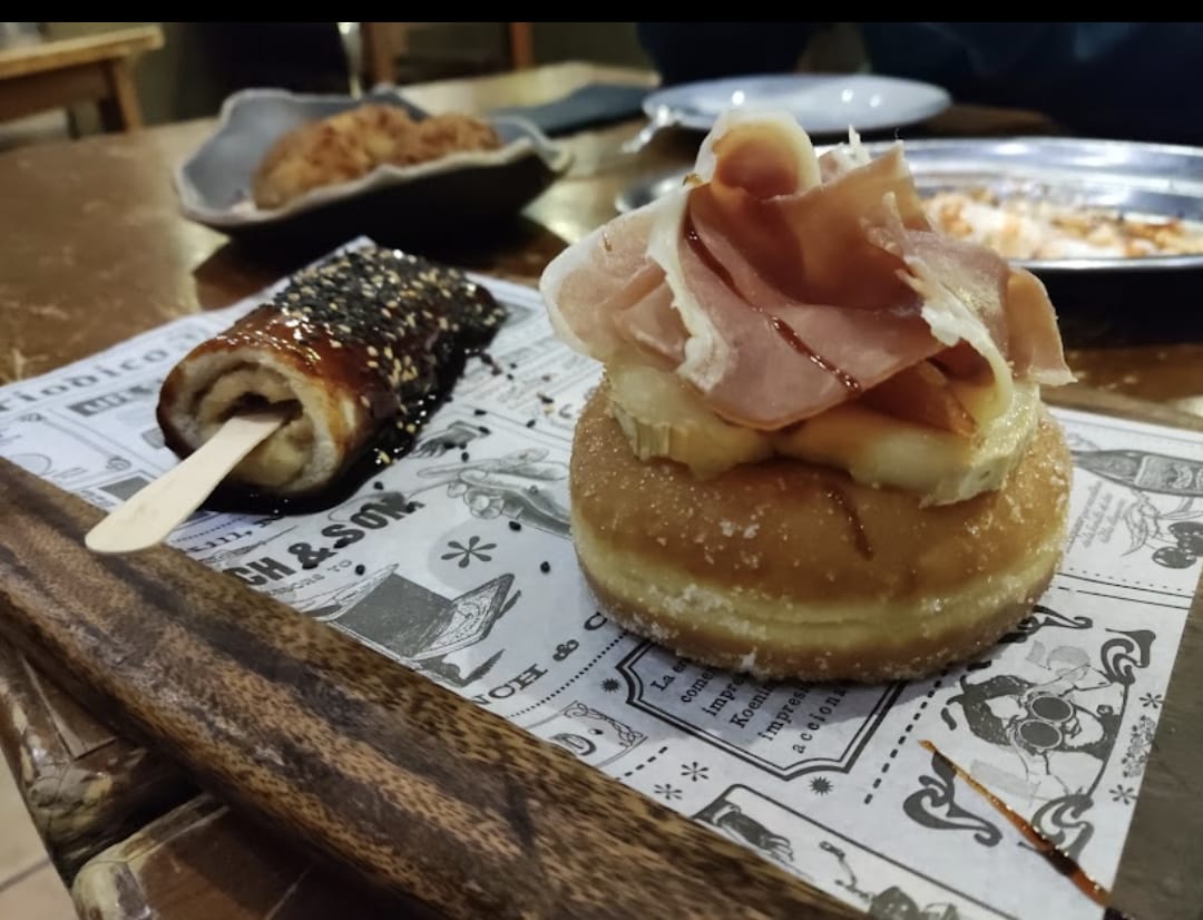 xivarritasca's tweet image. Et mereixes un premi! 🏆😎
El #Maxibon és el nostre homenatge al #gelat. El cuinem amb pollastre rostit, tomàquet lacat, curry i sèsam.
El #donut és la nostra faceta porno, amb formatge d cabra i pernil. 
A les 19 h comença l'espectacle. Amb quin et quedes? 
#Reus (📸: Patri)