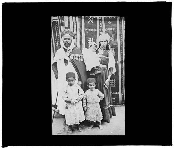 Welcome new followers! Will be sharing the stories of colonial veterans here as our research develops. For now, here's a picture of an Algerian veteran and his family from 1914 from the Archives nationales d'outre-mer.