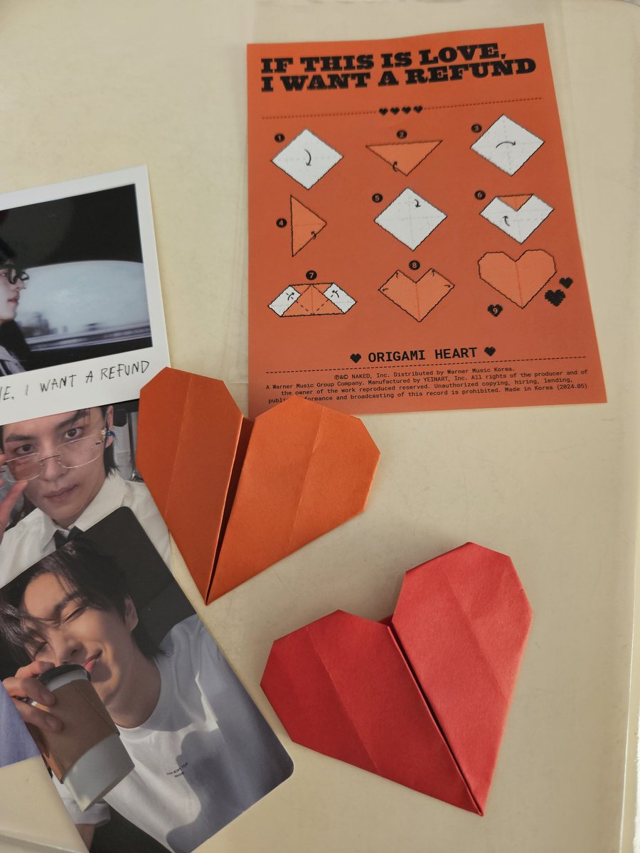 hyunggu gerçekten albümüne iki parça düz fon kağıdı koymuş oturup origamiden kalp yaptık sanat sepetsel işler