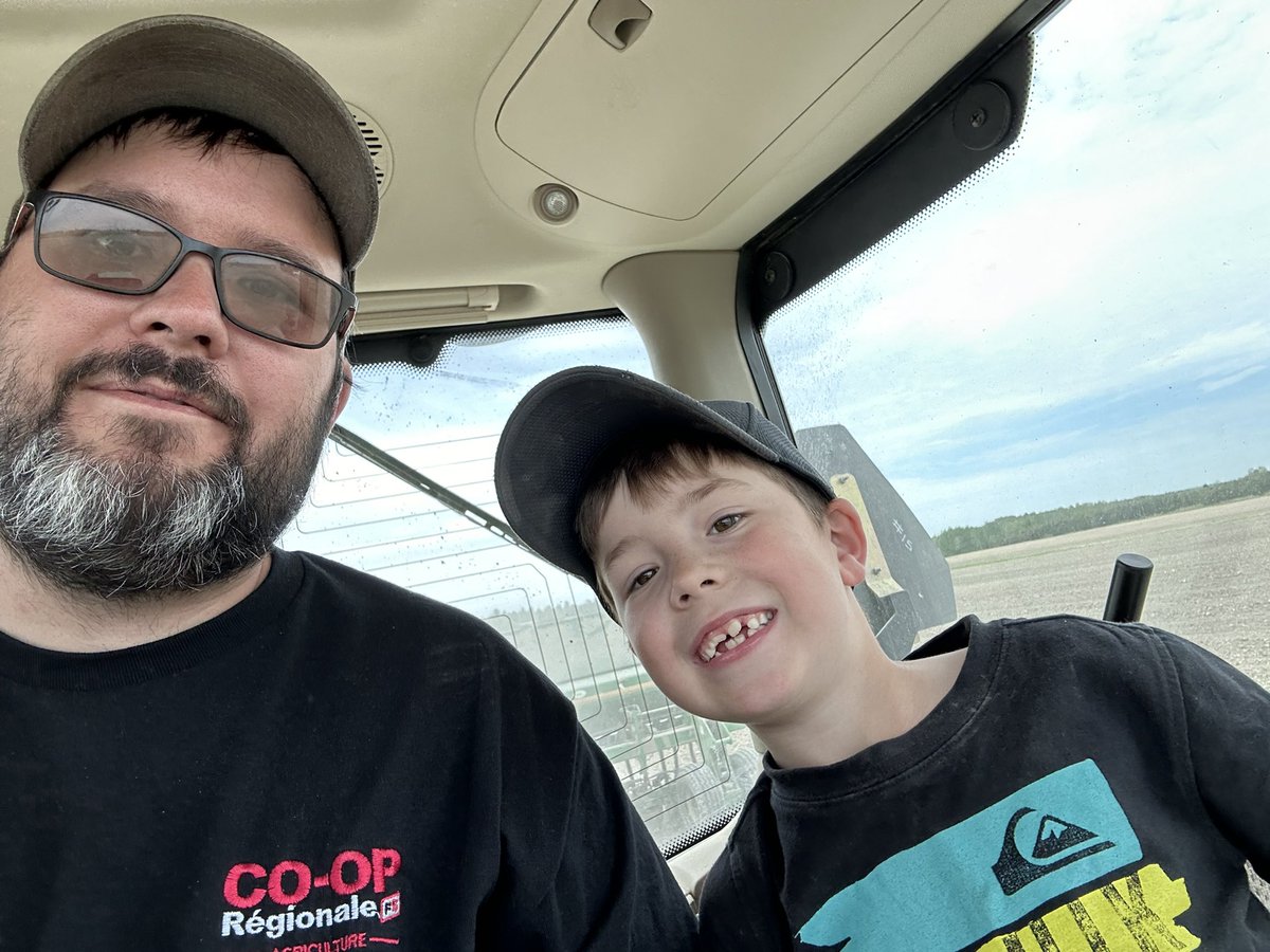 farmingfrank's tweet photo. All done #plant24 here in the north! Beautiful week to get things done, 235 acres of beans in 2 1/2 days in perfect conditions! Now let the crops grow! #ontag https://t.co/zovtMzCVtA