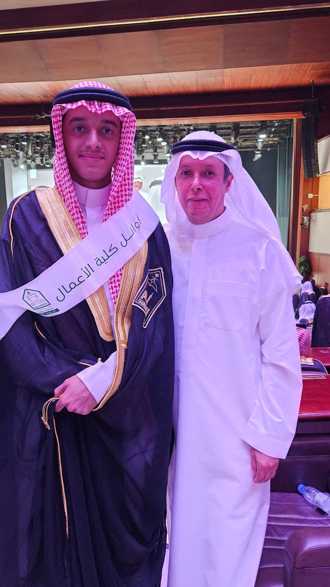 fjardan's tweet photo. الحمدُ للَّهِ الَّذي بنعمتِه تتمُّ الصَّالحاتُ 🤲
سَعِدت اليوم بحضور حَفل تَخرُج إبني محمد من كلية الأعمال @imam_cob بجامعة الإمام محمد بن سعود @IMSIU_edu_sa .. وتزاحمت مشاعر الفَرح والفخر والاِعتزاز بمشاهدته بوشاح "أوَائِل كلية الأعمال".
فاللهم لك الحمد الشكر على عظيم النعم.
https://t.co/D5GmoYtJIQ