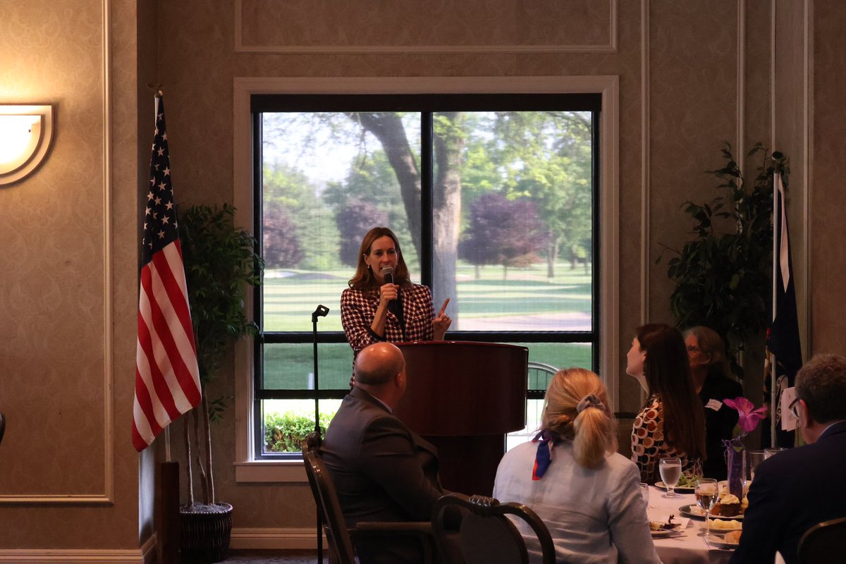 What a genuine treat it was to have @MikieSherrill in Michigan, firing up the @LivingstonDems at their annual dinner. And the icing on top? She and her daughter got to spend the night with me at the farm. Mikie is a Navy vet, former federal prosecutor and one of my closest