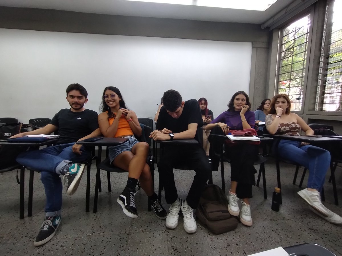 _AlexanderM's tweet photo. .@harmoniquee estuvo hoy con nosotros en #PeriodismoCultural. Nos compartió su experiencia como ilustradora, gestora cultural y en el mundo editorial. Gran charla: divertida, espontánea e interesante. Gracias Moniquet. 🙏👊🏻

@periodismoudea. https://t.co/2p67Dvbj8Q