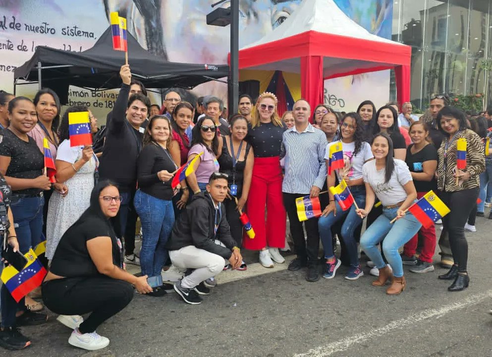 Fundabit_'s tweet photo. Los trabajadores y las trabajadoras de Fundabit acompañaron a nuestra Ministra @_laavanzadora a la gran jornada de recolección de firmas en rechazo contundente contra el bloqueo y las sanciones ilegales impuestas por el imperialismo. https://t.co/ruxTajEDG9