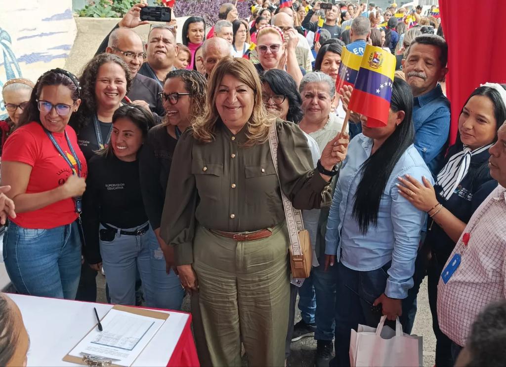 Fundabit_'s tweet photo. Los trabajadores y las trabajadoras de Fundabit acompañaron a nuestra Ministra @_laavanzadora a la gran jornada de recolección de firmas en rechazo contundente contra el bloqueo y las sanciones ilegales impuestas por el imperialismo. https://t.co/ruxTajEDG9